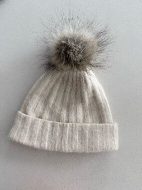 Aritzia Auxillary White Hat Touque with Pom Pom Beanie